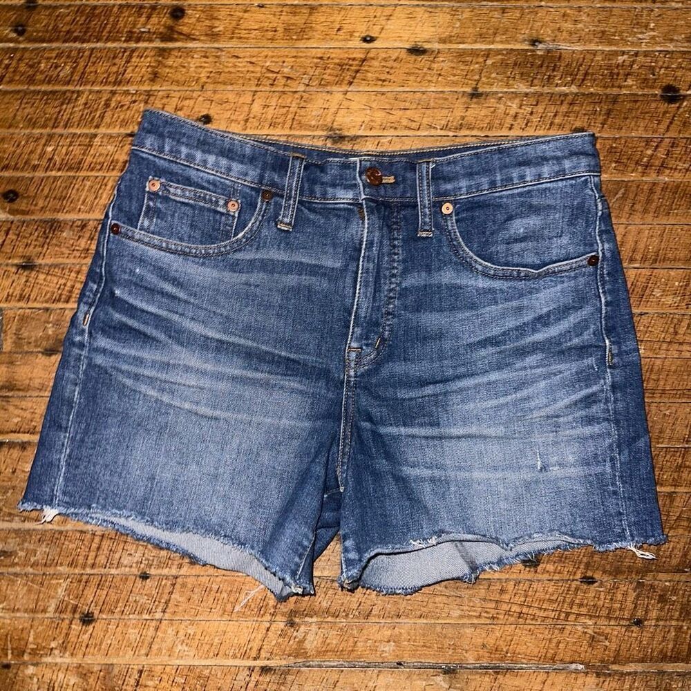 Madewell curvy distressed 28 cutoff mom jean shorts